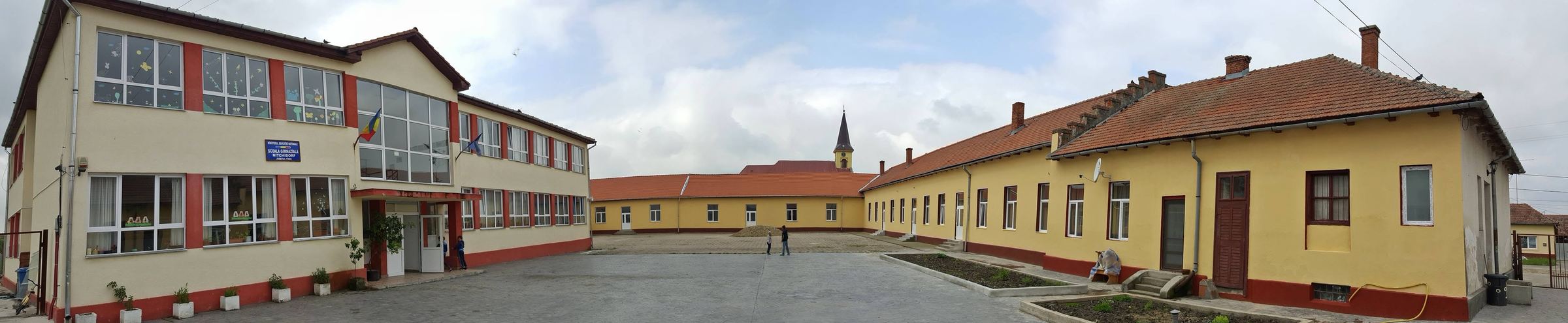 Panorama curții Școlii Gimnaziale Nițchidorf